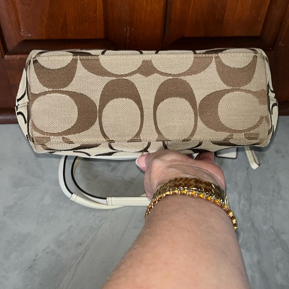 Coach Signature C pattern ivory stripe Like New shoulder bag  ivory leather Trim - Picture 9 of 16